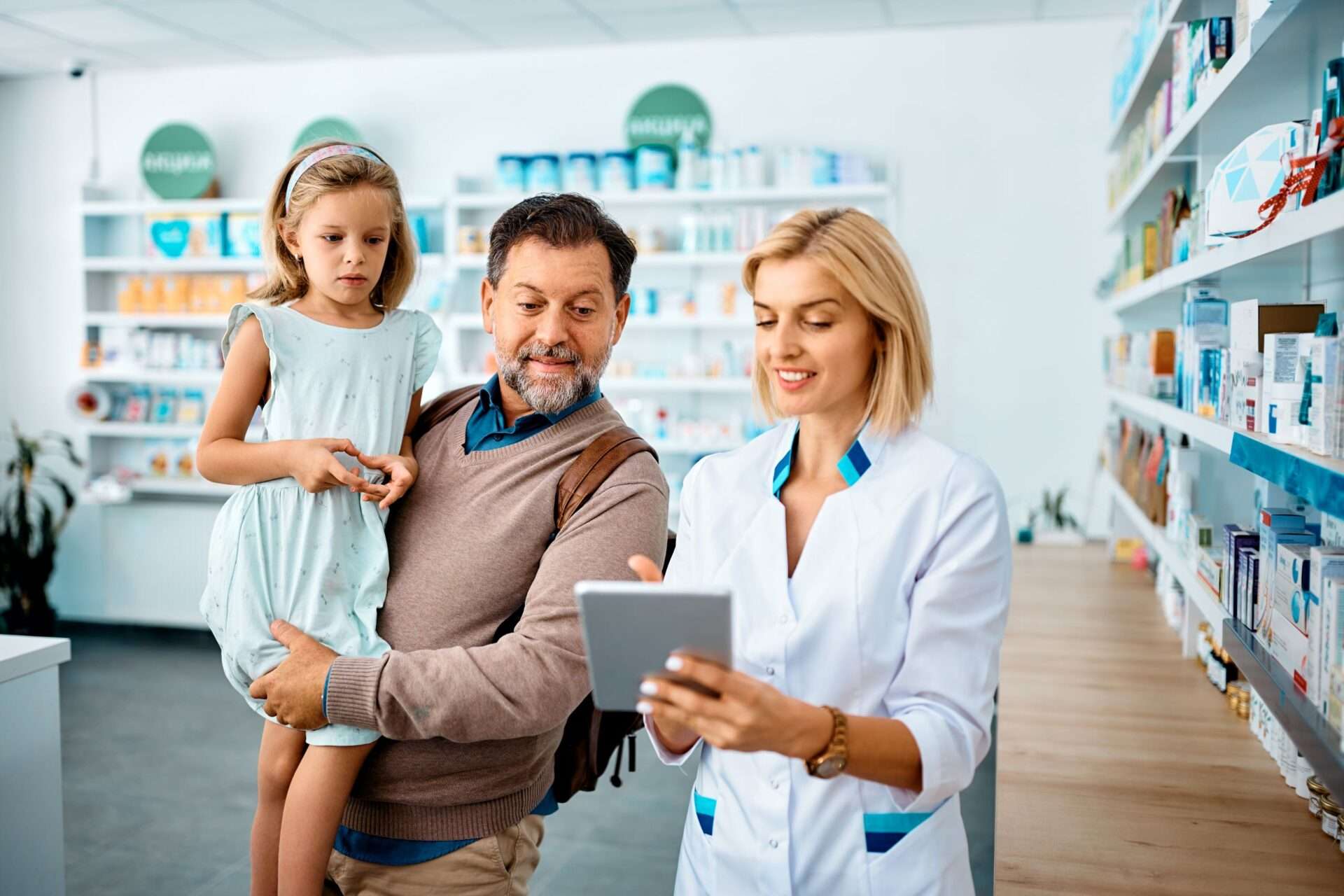 Farmacista al lavoro con un tablet